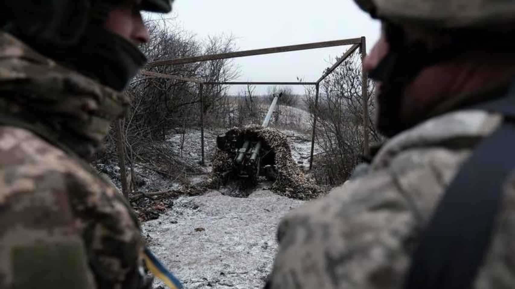Dos soldados, en el frente de Ucrania contra Rusia