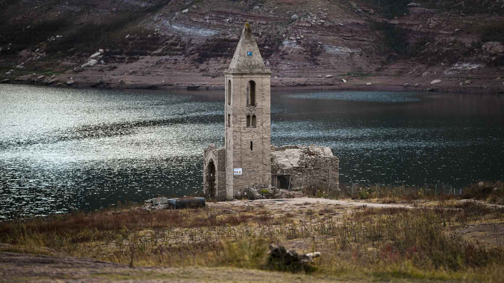 Embalse de Sau el pasado 20 de noviembre; en condiciones normales sin sequía, la iglesia de Sant Romà (en la imagen) estaría cubierta de agua