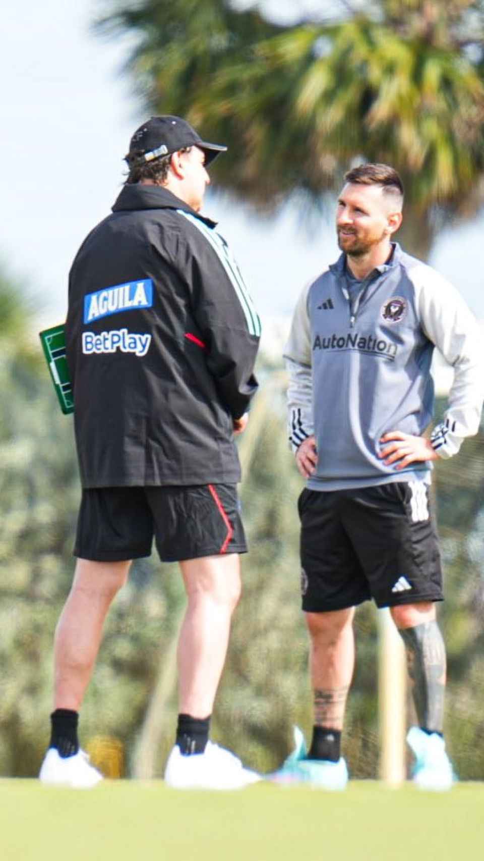 Leo Messi y Néstor Lorenzo, conversando animadamente
