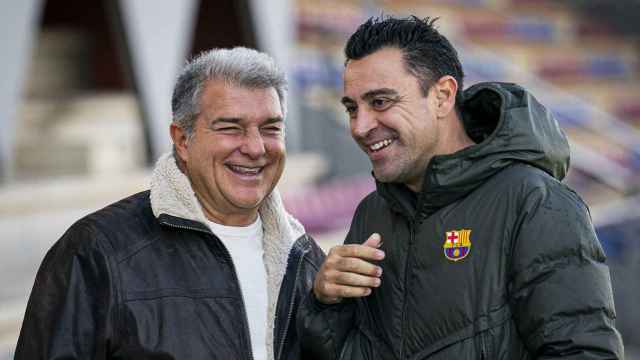Laporta sonríe junto a Xavi en un entrenamiento del Barça