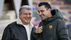 Laporta sonríe junto a Xavi en un entrenamiento del Barça