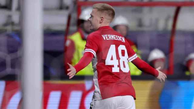 Arthur Vermeeren celebra su gol al Barça en Champions League