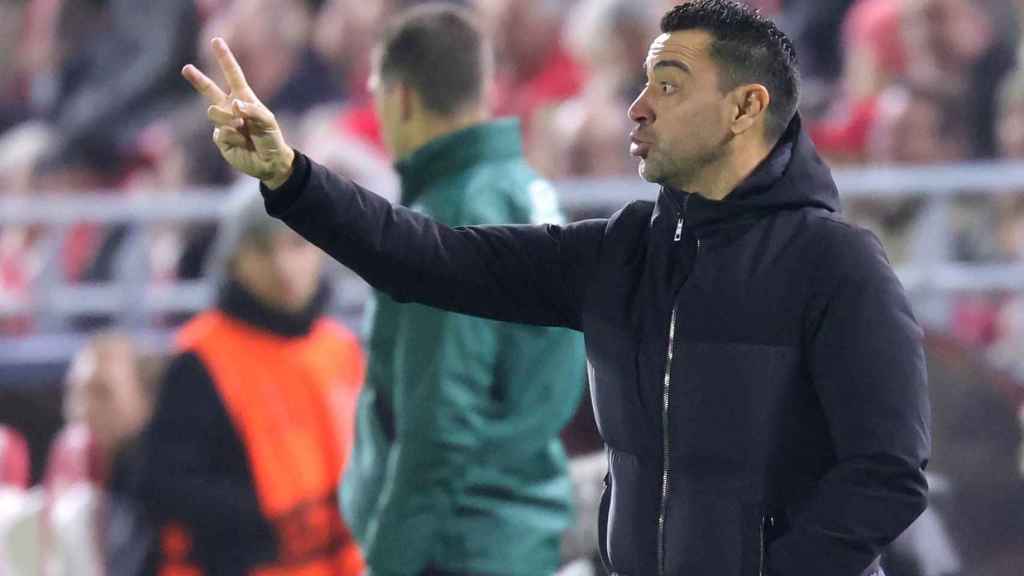 Xavi Hernández da instrucciones a sus futbolistas en Amberes