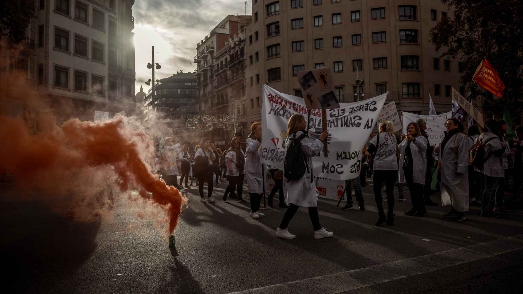 La manifestación de sanitarios en huelga en Barcelona ayer