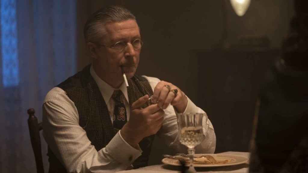 Aidan Gillen interpretando a James Joyce