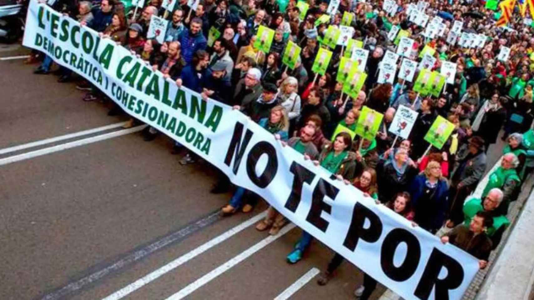 Manifestación nacionalista a favor de la inmersión monolingüe obligatoria en catalán en las escuelas de Cataluña que defiende ERC