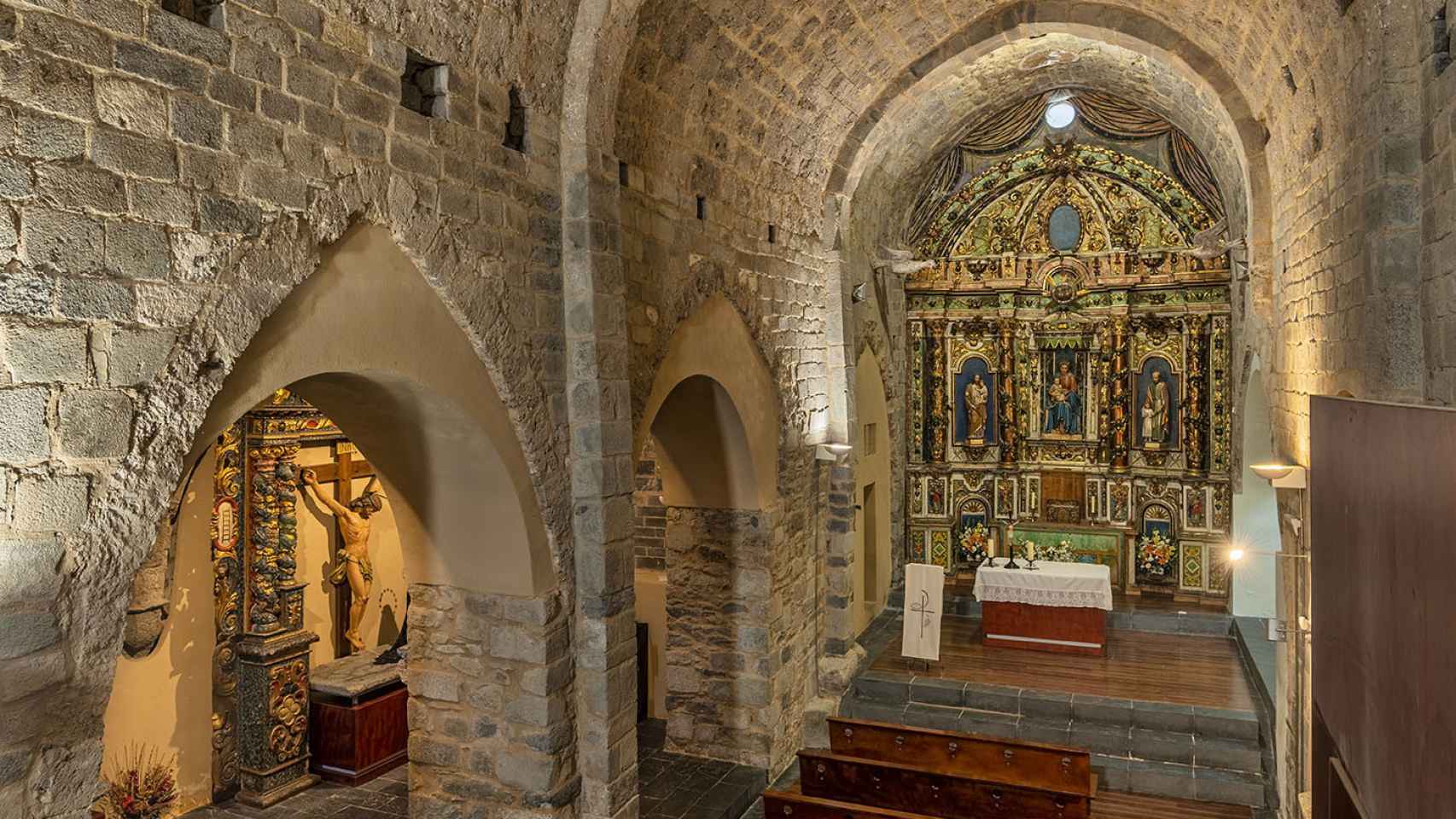 Interior de la Iglesia de la Natividad de Durro