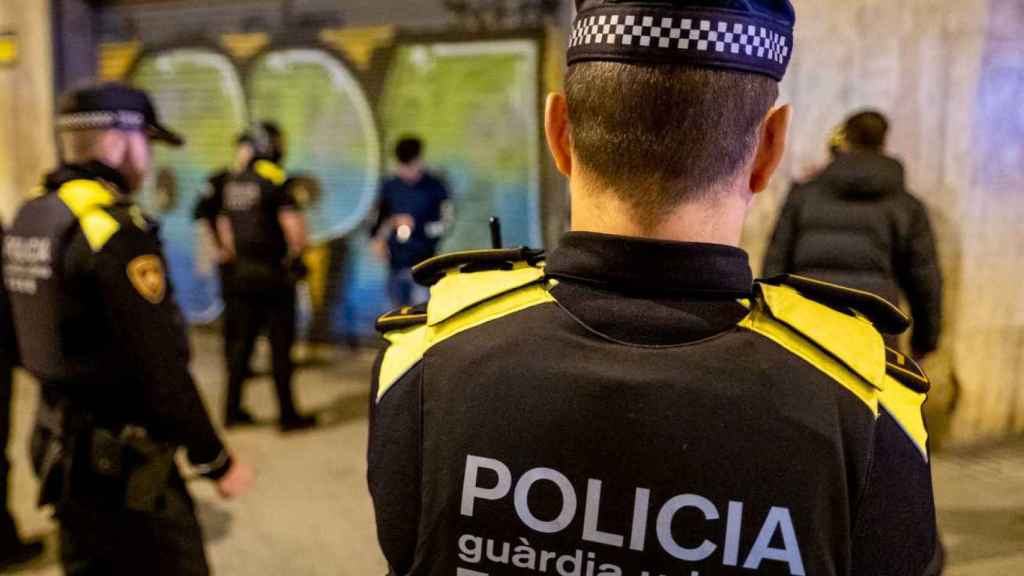 Dos agentes de la Guardia Urbana de Barcelona, en Ciutat Vella