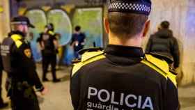 Dos agentes de la Guardia Urbana de Barcelona, en Ciutat Vella
