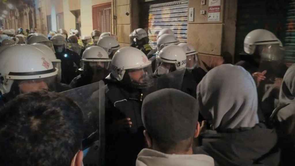 Efectivos de la UREP de la Guardia Urbana, durante un deshahucio en la Barceloneta