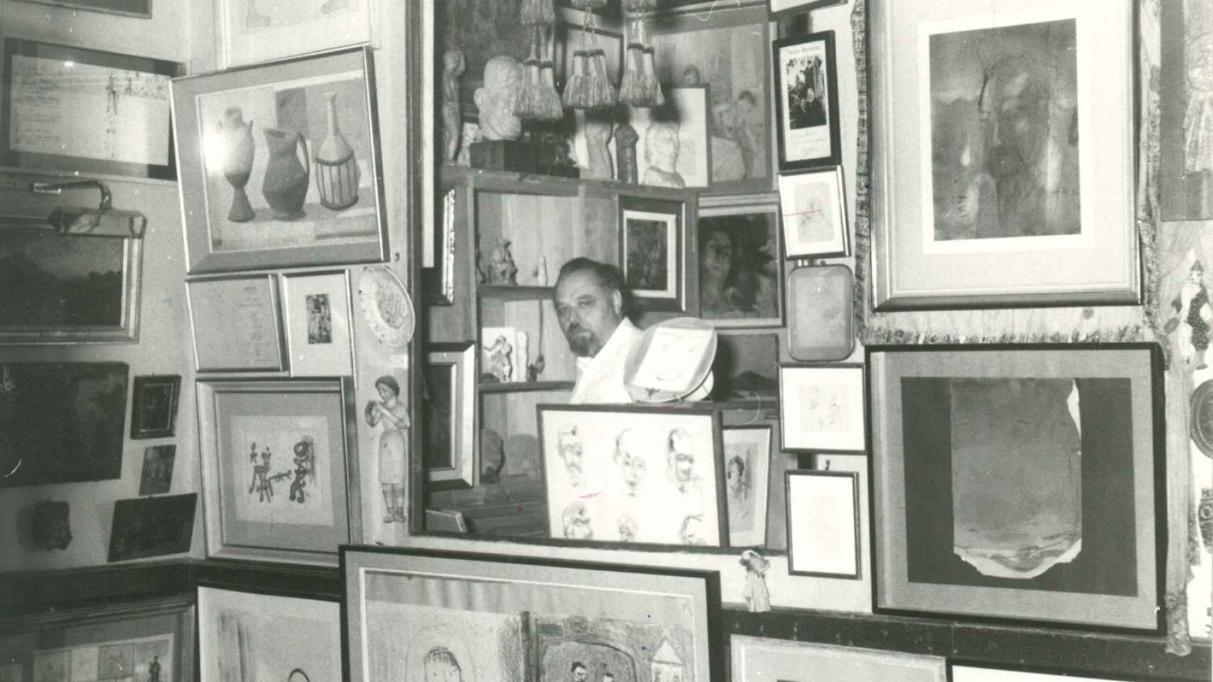 El artista catalán retratado en su casa