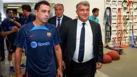 Joan Laporta, acudiendo al vestuario del Barça junto a Xavi