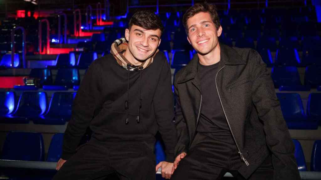 Pedri y Sergi Roberto posan durante la cena de Navidad del Barça