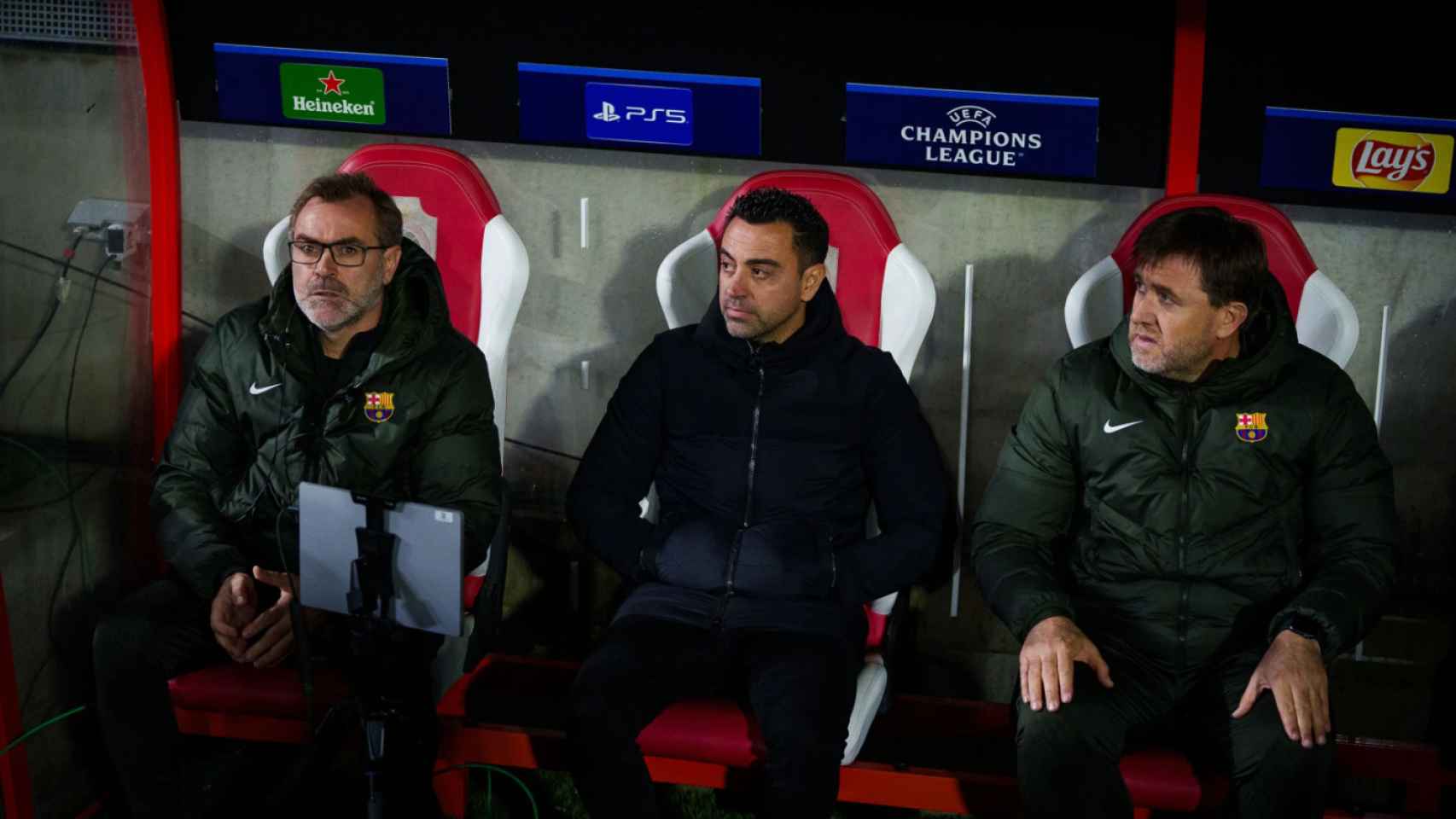 Xavi Hernández y Óscar Hernández, en el Amberes-Barça