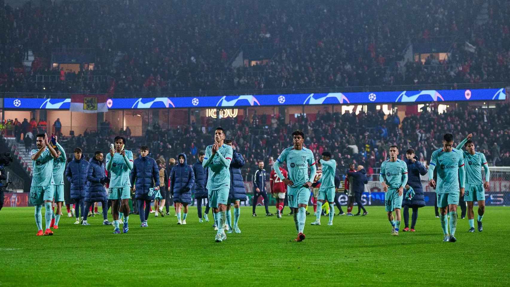 Los jugadores del Barça aplauden a la afición culé en Amberes