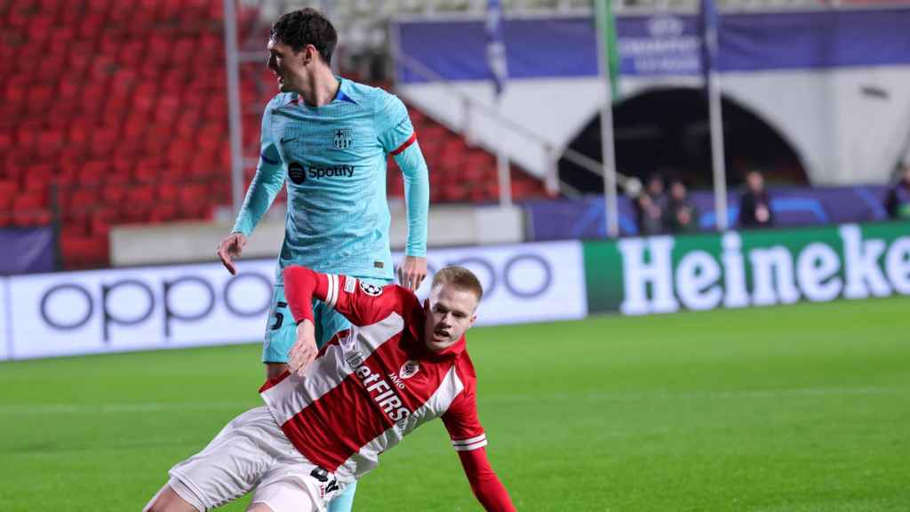 Andreas Christensen y Arthur Vermeeren, durante el Amberes-Barça