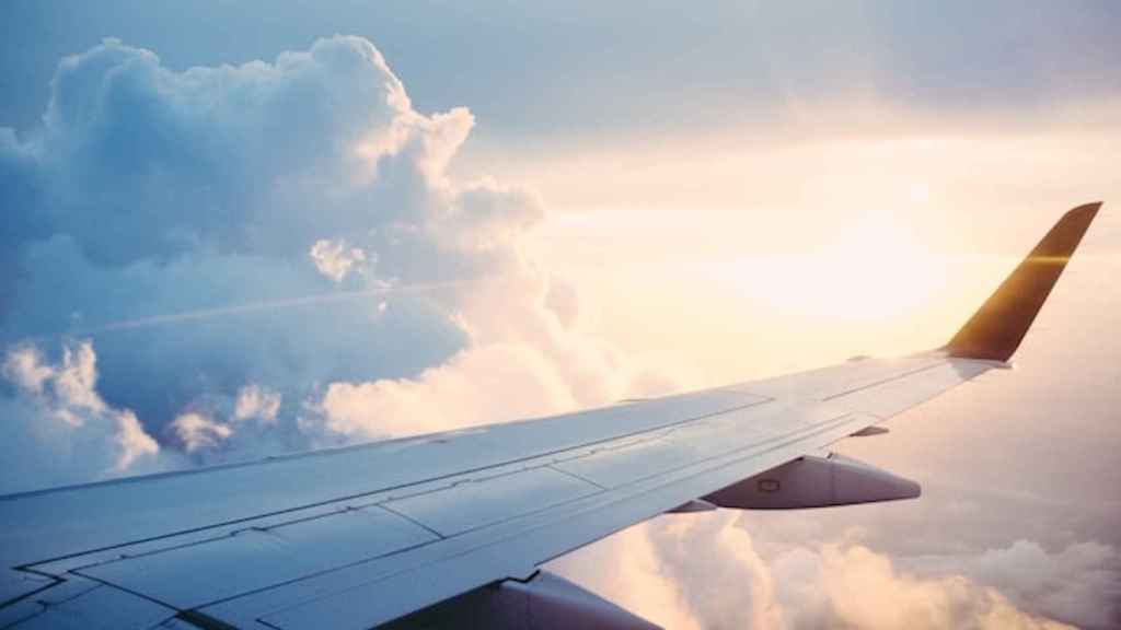 Vista desde el interior de un avión en vuelo