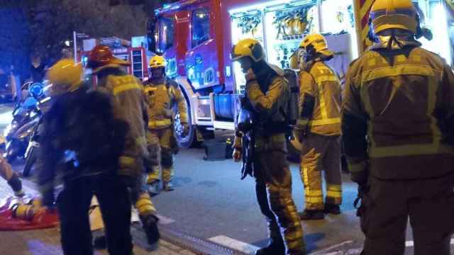 Un aparatoso incendio en Reus deja un herido crítico y tres leves