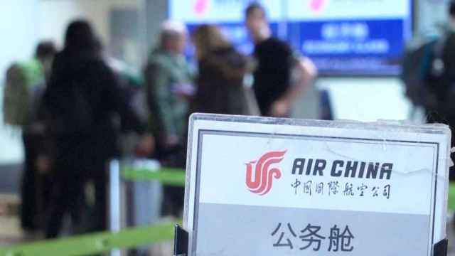 Pasajeros ante un mostrador de facturación de Air China