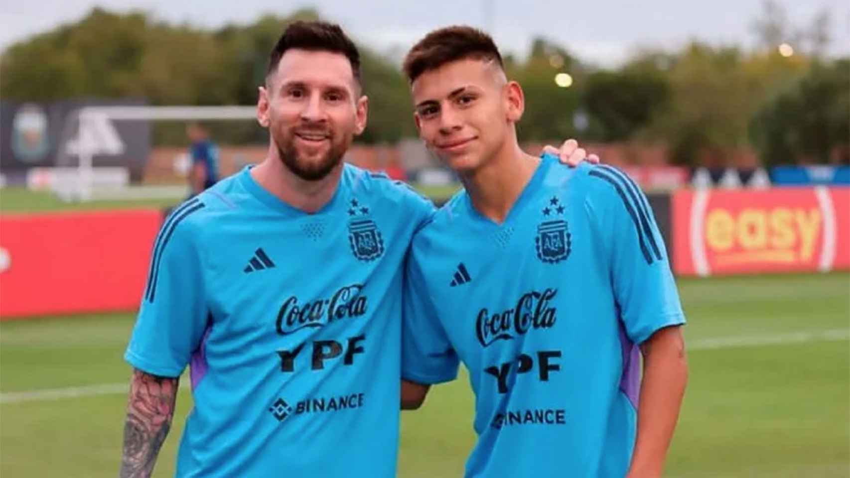 Claudio Echeverri, junto a Leo Messi en el campo de entrenamiento