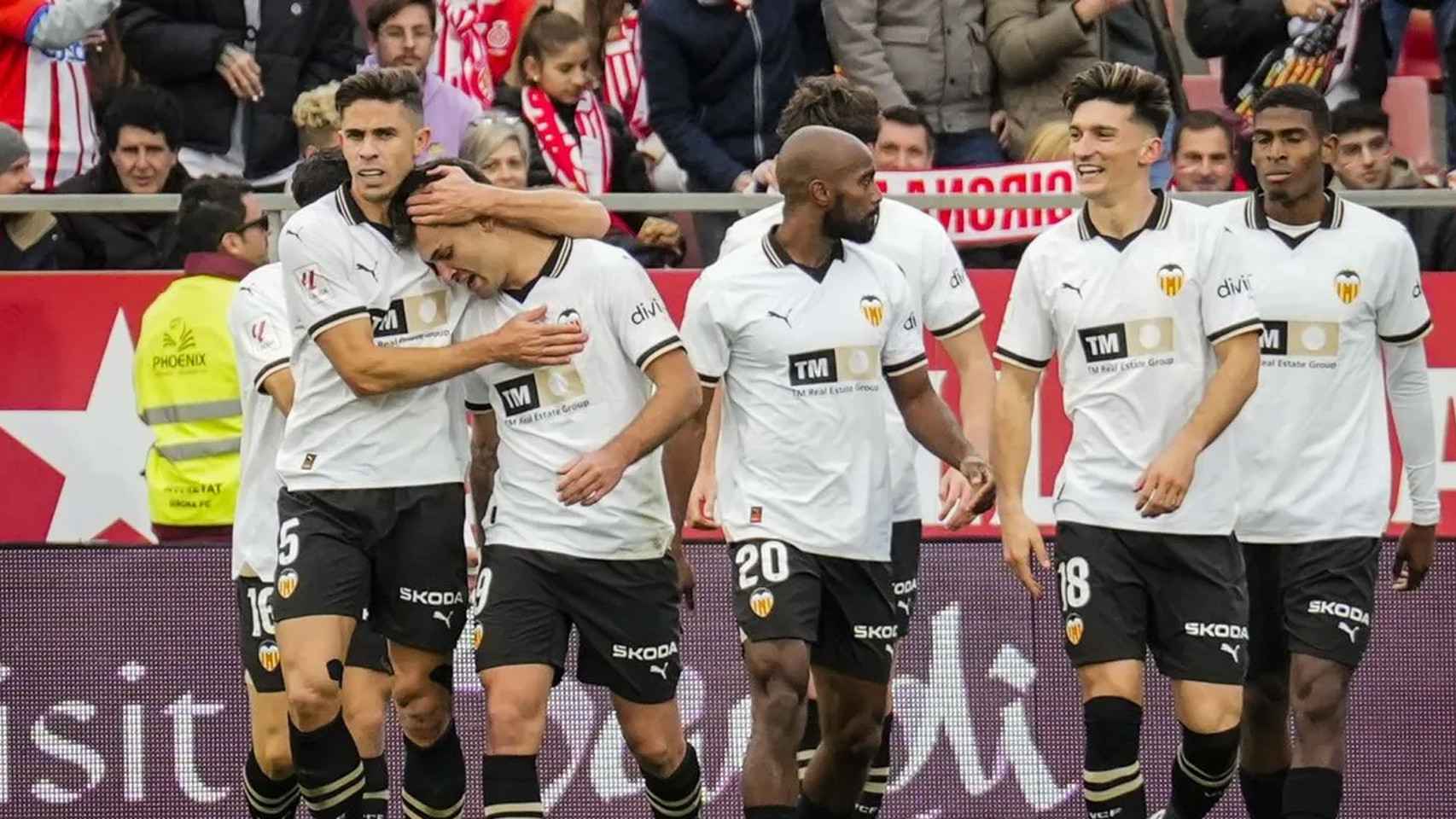 Los futbolistas del Valencia celebran un gol anotado contra el Girona