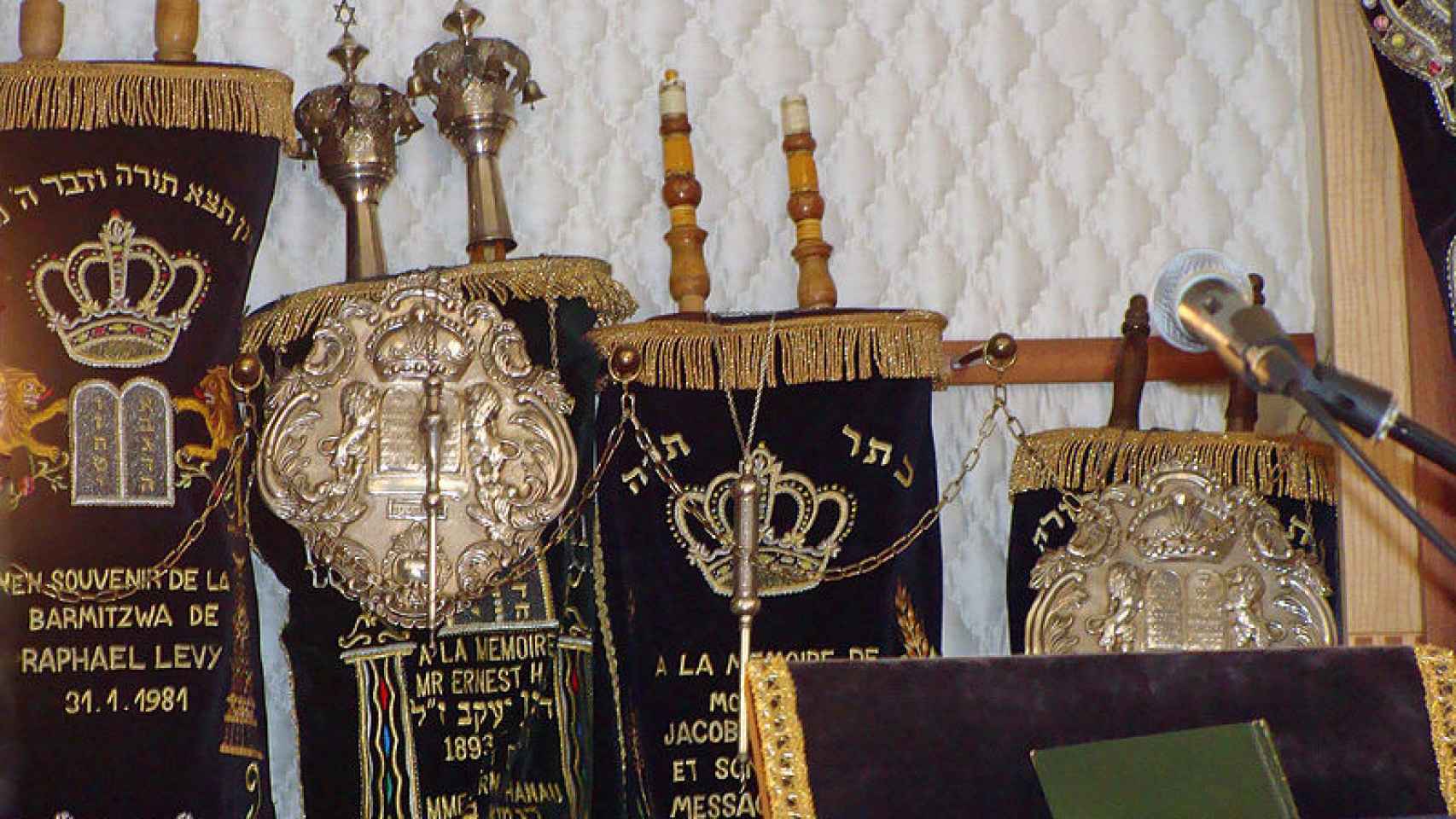 Synagogue de Saint-Avold, rollos de la Torah, libros de la Biblia esenciales para el judaísmo