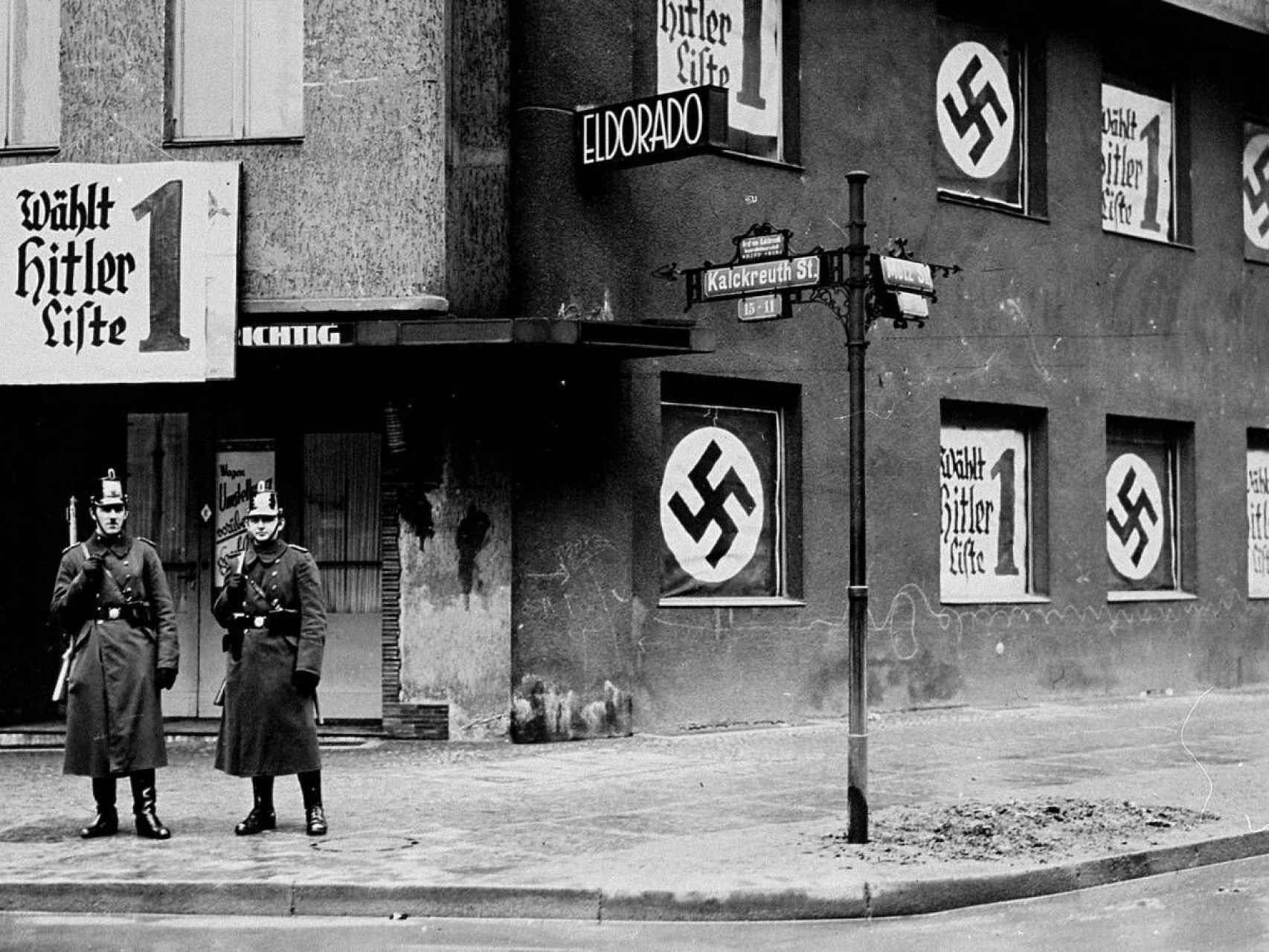 Pancartas nazis cuelgan de las ventanas del antiguo club nocturno Eldorado.
