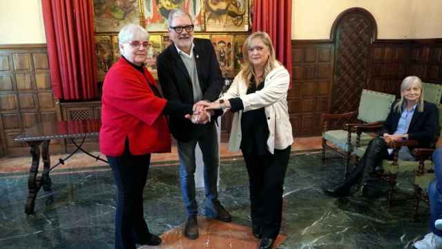 La cuarta teniente de alcalde del Ayuntamiento de Lleida, Carme Valls, el alcalde, Fèlix Larrosa, y la líder de Junts, Violant Cervera, firman el acuerdo para el Presupuesto