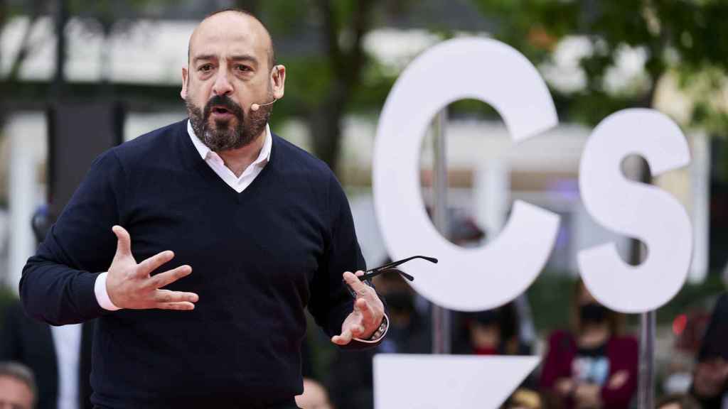 El eurodiputado Jordi Cañas durante un acto electoral en la Plaza de Chamberí, en Madrid (España).