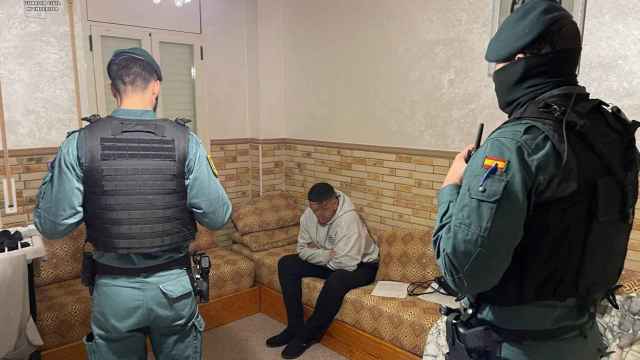 Agentes de la Guardia Civil en el zulo en el que se escondía uno de los detenidos