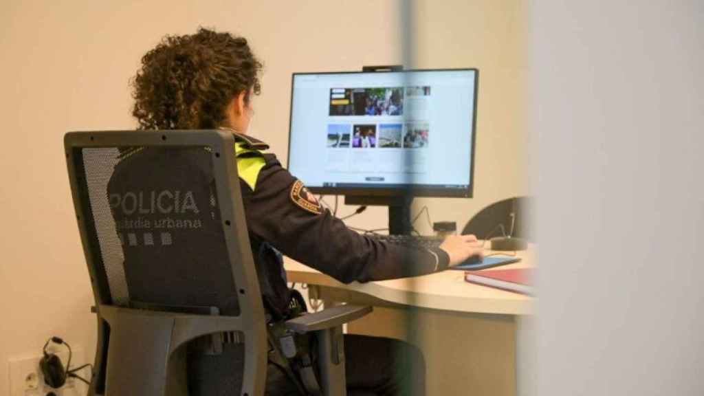 Una agente en la oficina del Servicio de Atención a la Víctima de la Guardia Urbana en Nou Barris