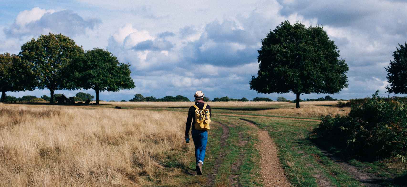 Persona caminando en un campo