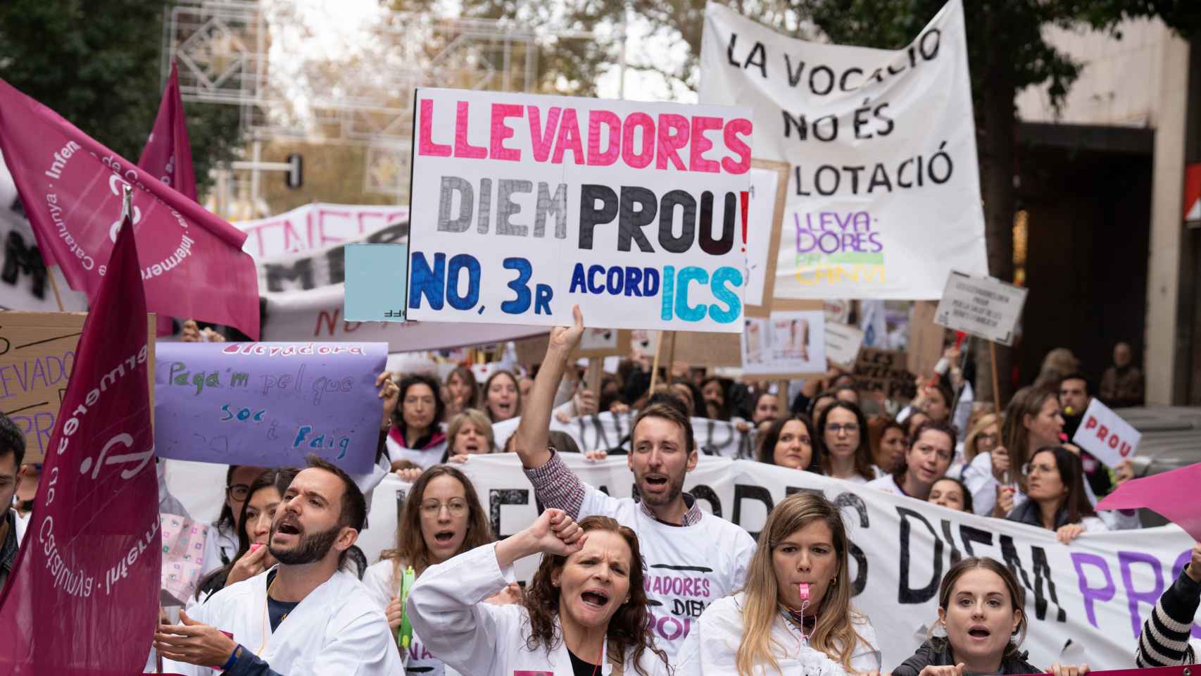 Sanitarios con carteles participan en una manifestación contra el preacuerdo del Institut Català de la Salut (ICS) de la Generalitat, a 12 de diciembre de 2023