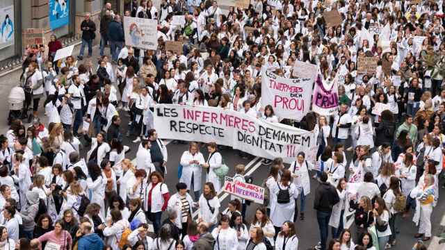 Vista general de sanitarios durante una manifestación contra el preacuerdo del Institut Català de la Salut (ICS) de la Generalitat, a 12 de diciembre de 2023
