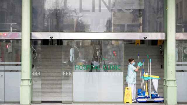 Imagen de una trabajadora de la limpieza en el Hospital Clínic Barcelona