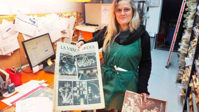 Ágata, segunda generación al frente de 'La Premsa de aquell dia', con un ejemplar histórico