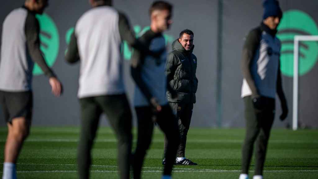 Xavi Hernández, pendiente de los jugadores del Barça en el entrenamiento previo al partido contra el Valencia