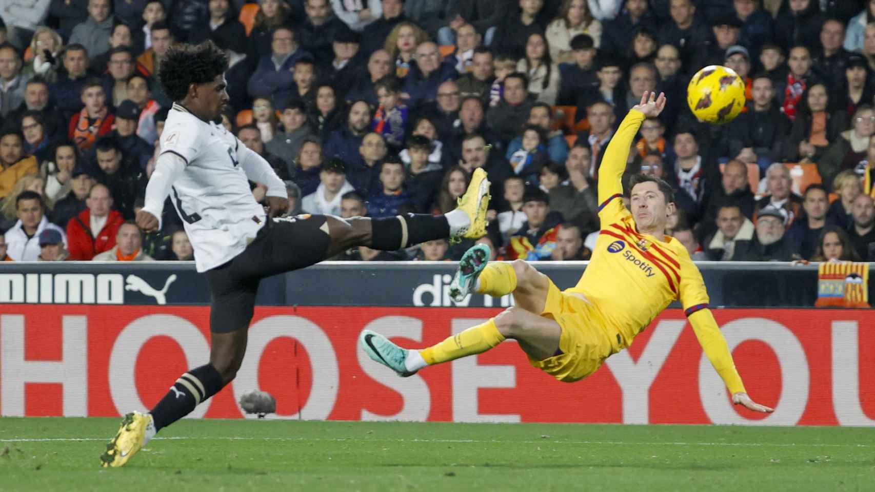 Remate acrobático de Lewandowski contra el Valencia