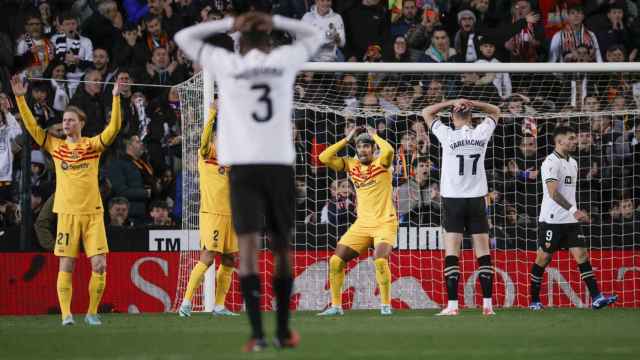 Los jugadores del Barça lamentan un error defensivo en Mestalla que casi desemboca en gol