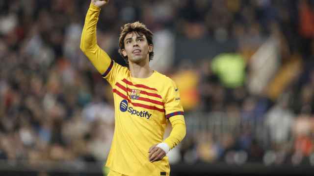 Joao Félix alza el puño para celebrar su gol contra el Valencia