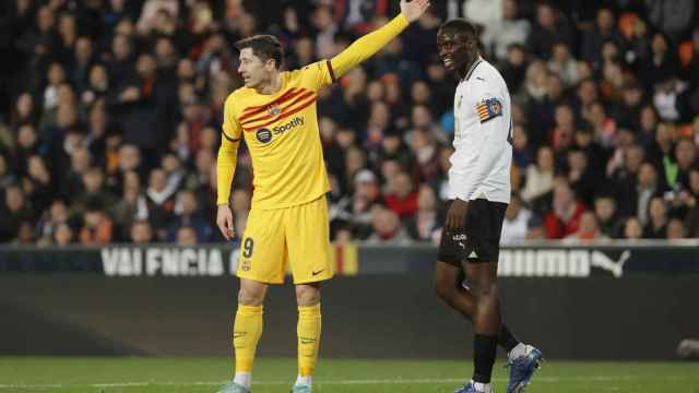 Lewandowski da instrucciones a sus compañeros en Mestalla