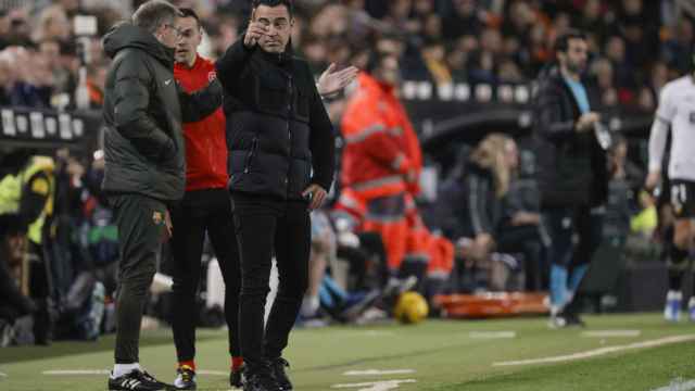 Xavi da instrucciones a sus jugadores