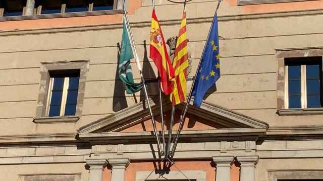 Las cuatro banderas oficiales ya cuelgan de la fachada del Ayuntamiento de Ripoll