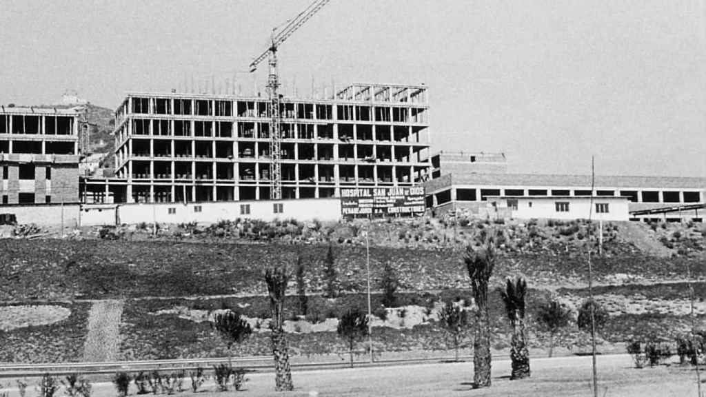 Construcción en la ubicación en Esplugues de Llobregat del nuevo hospital