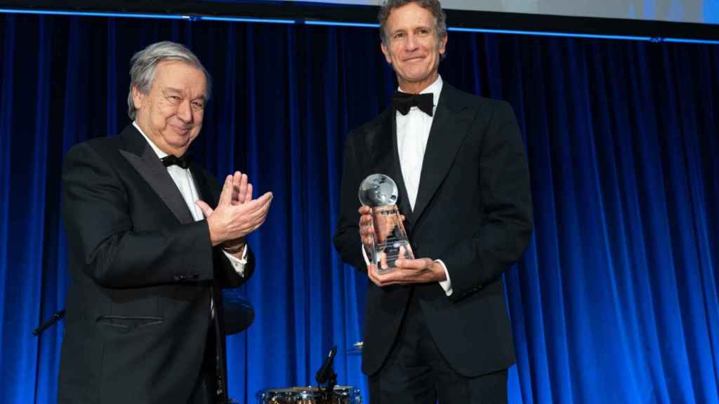 El secretario general de la ONU, Antonio Guterres, entrega el premio a Alessandro Benetton