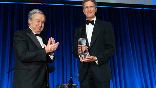 El secretario general de la ONU, Antonio Guterres, entrega el premio a Alessandro Benetton