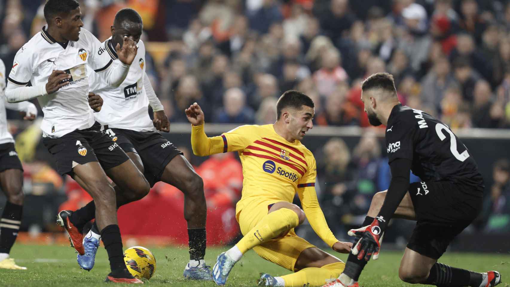 Ferran Torres perdona la última ocasión del partido en Mestalla