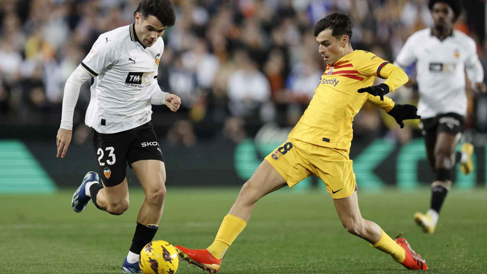 Pedri pugna por el balón durante el Valencia-Barça