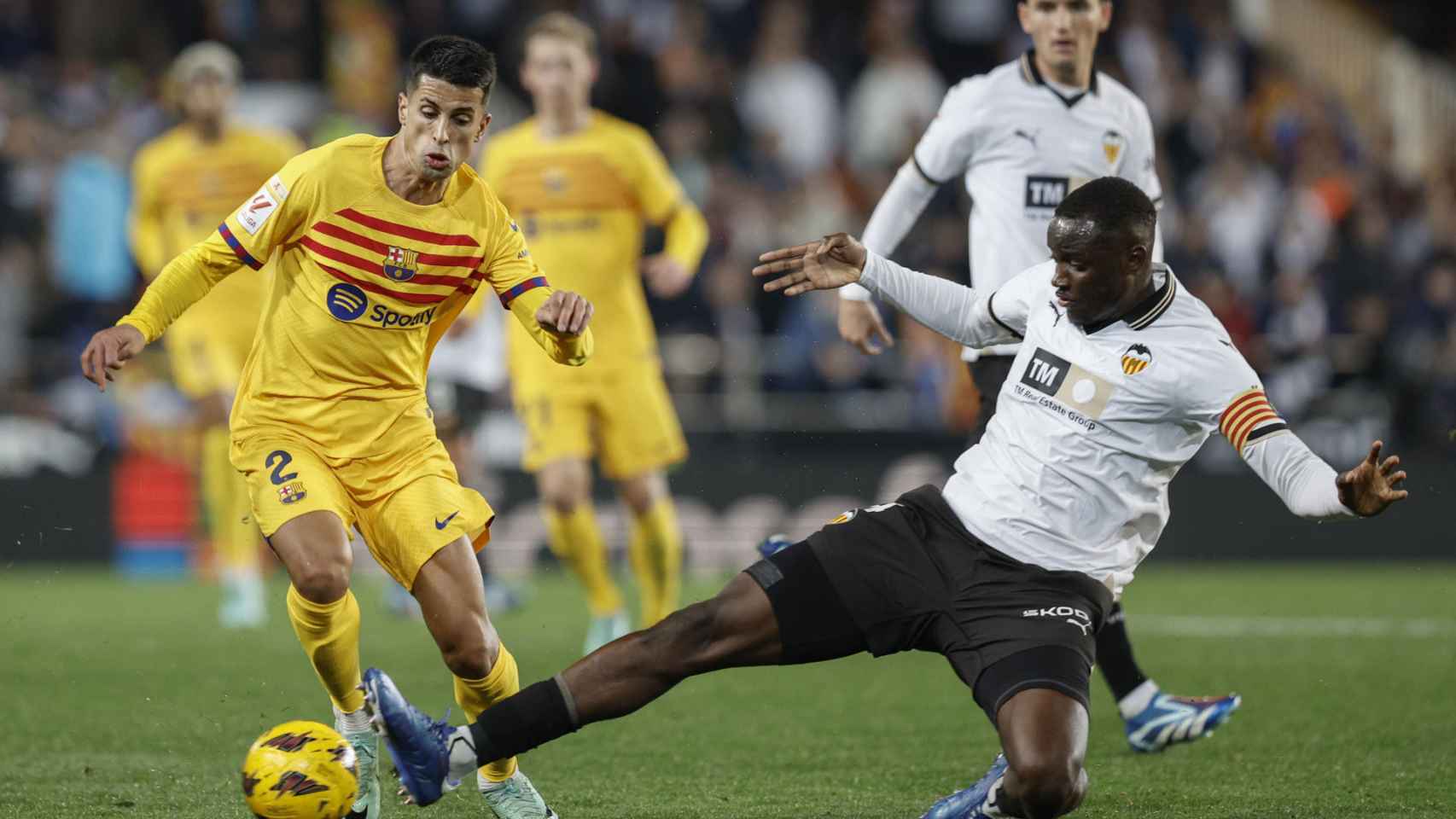 Joao Cancelo esquiva una entrada de Mouctar Diakhaby en el Valencia-Barça