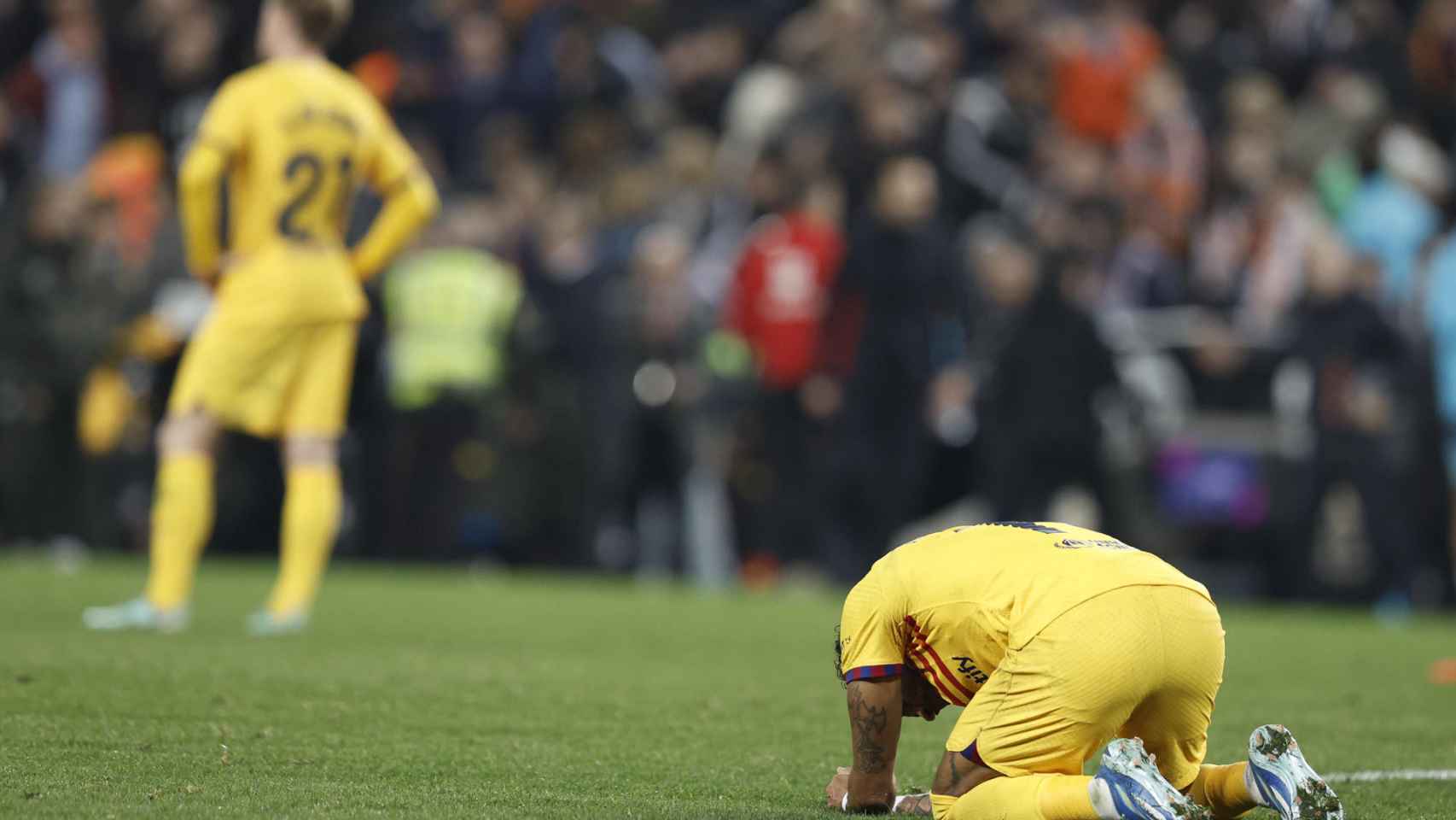 Raphinha, en el césped, se lamenta de una ocasión perdida por el Barça